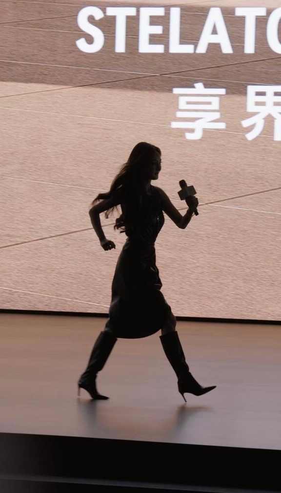 杨幂跑步神图出现了！不知道的以为杨幂要踩着高跟鞋去干架了