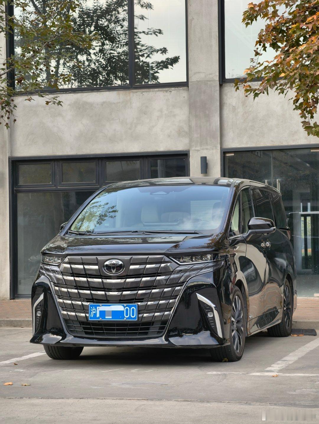 上午听教授上课，下午开埃尔法拉活。 