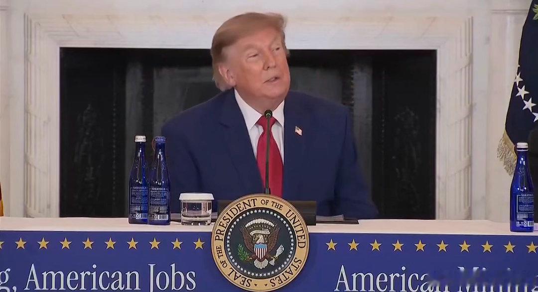 ‼️特朗普房地产开发商人格上线：在国务院的演讲中途他突然停下来，说他可能会把这些