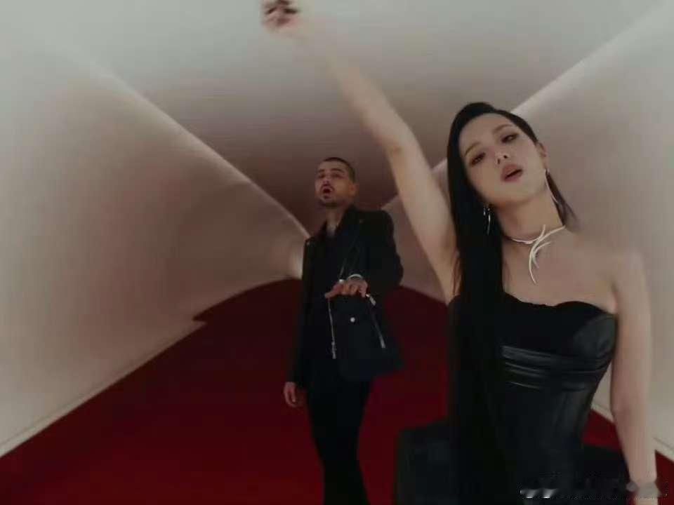 金智秀ZAYN合作曲MV金智秀zayn合作曲mv公开MV 的拍摄手法很有新意，光