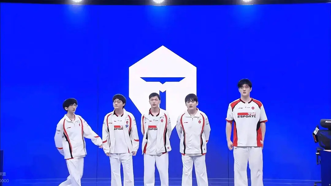 Cortis来打电竞了 