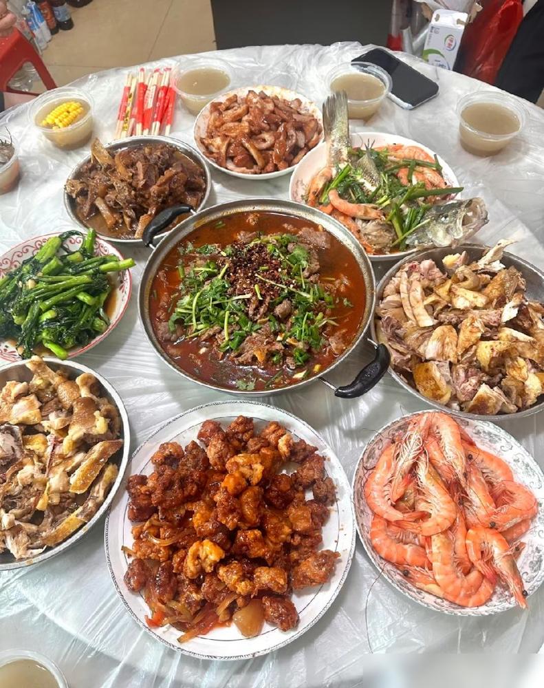 早上儿子转了六百块给我，说要带七位同事回来家里吃饭。

我也是过来人，当年儿子第
