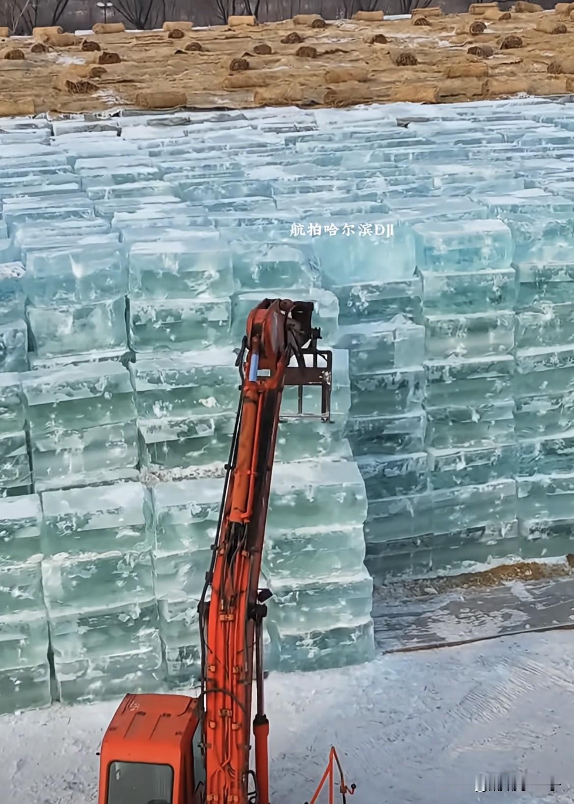 哈尔滨又开始存冰块了
一直不明白
哈尔冰的冰块是怎么保存一年不融化的