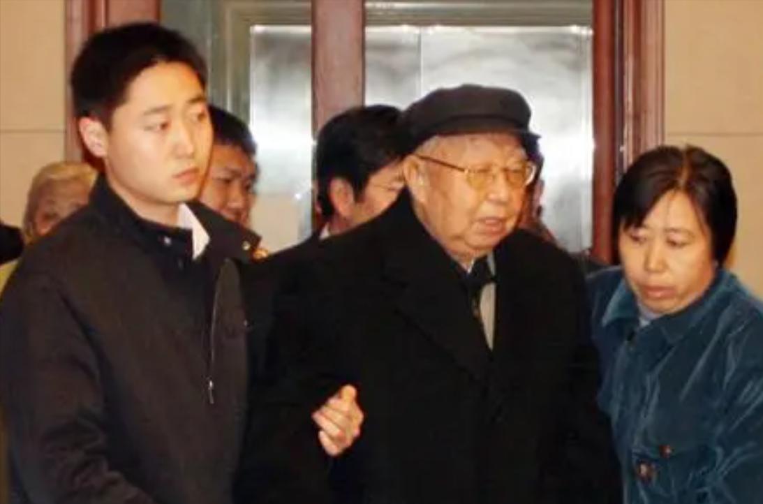 2007年，华国锋最后一次去毛主席纪念堂，临走时高喊一句话，在场的人都感动的流下