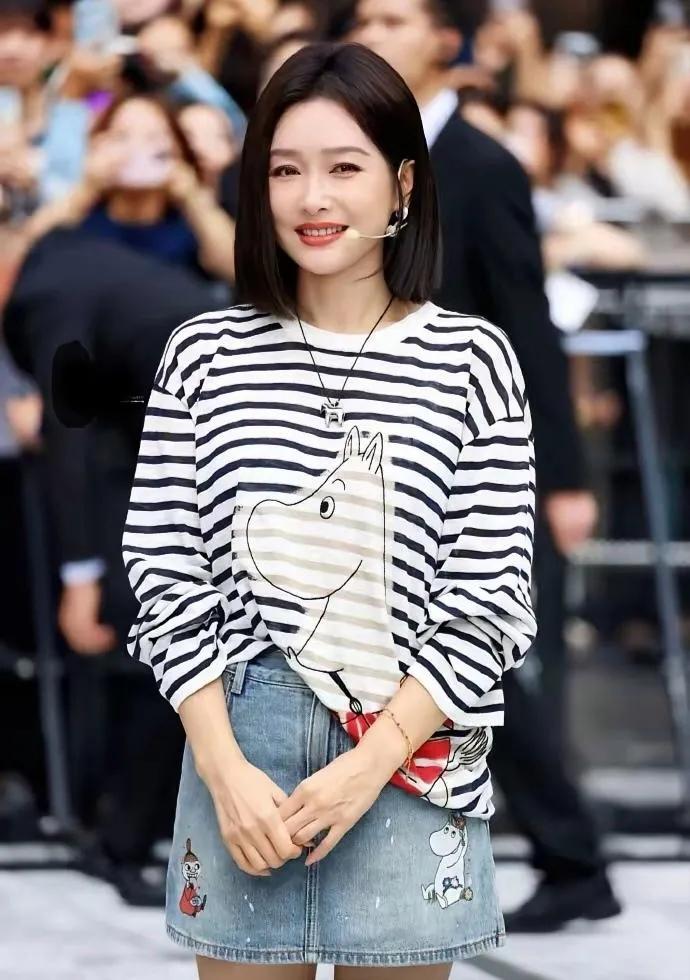 秦岚短发造型太绝了✨
 
秦岚这组造型真的杀疯了！
利落短发+条纹海魂衫+牛仔半