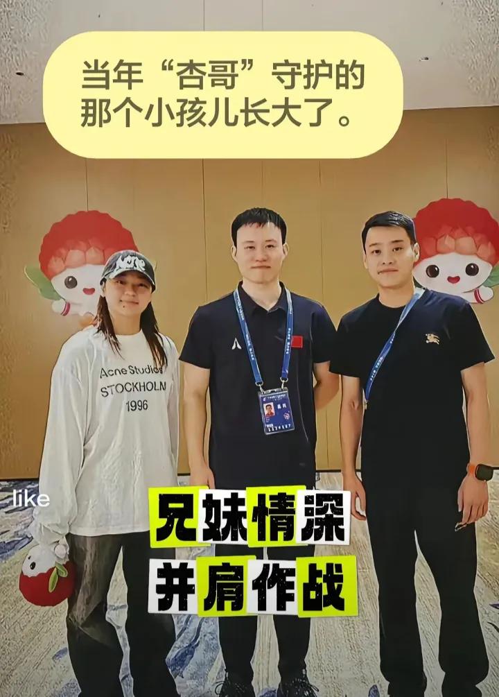 谢思埸如今越来越有领导范了，出来参加体育活动，穿着黑色的T恤，还挂着工作牌，显得