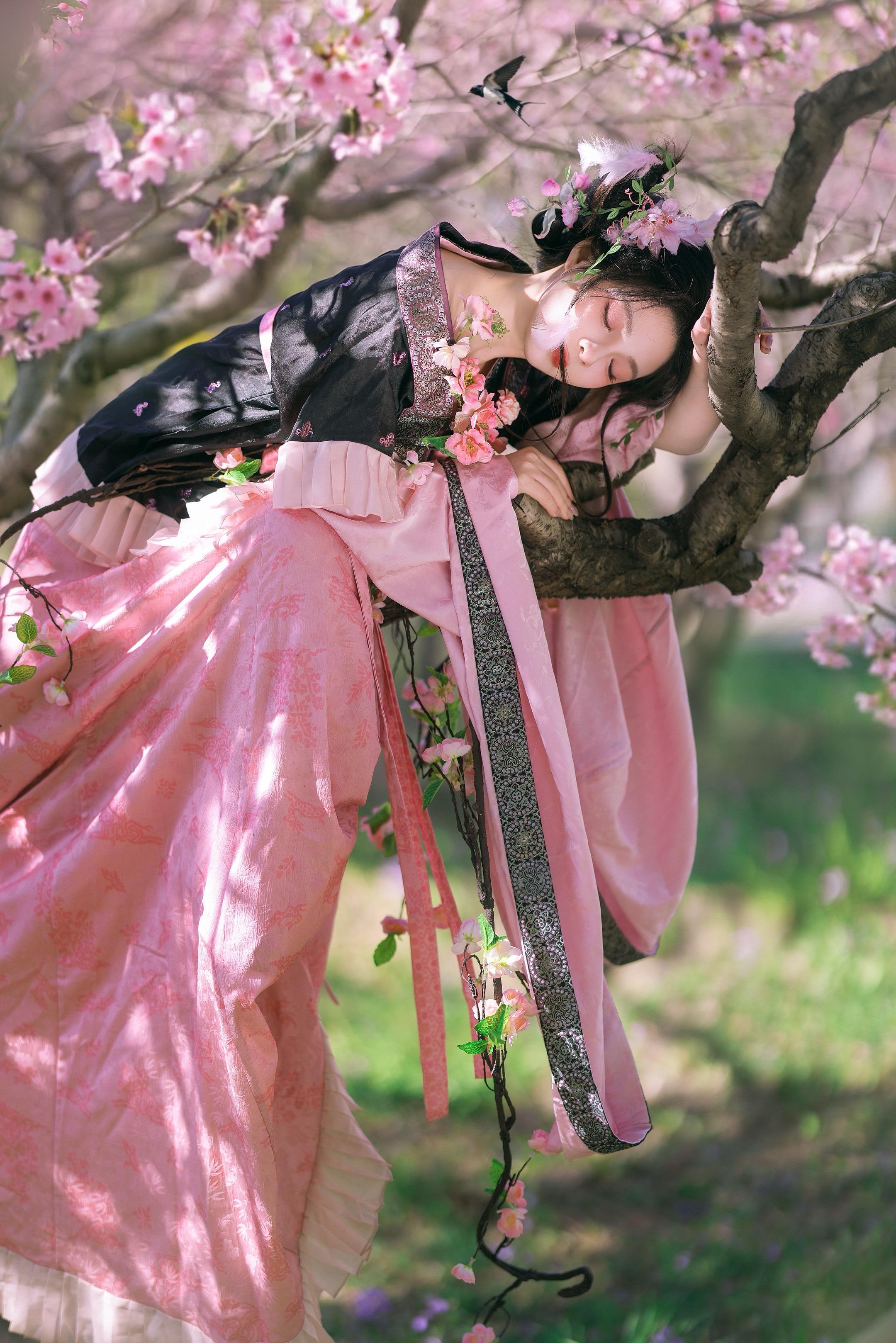 “小燕子穿花衣，年年春天来这里”