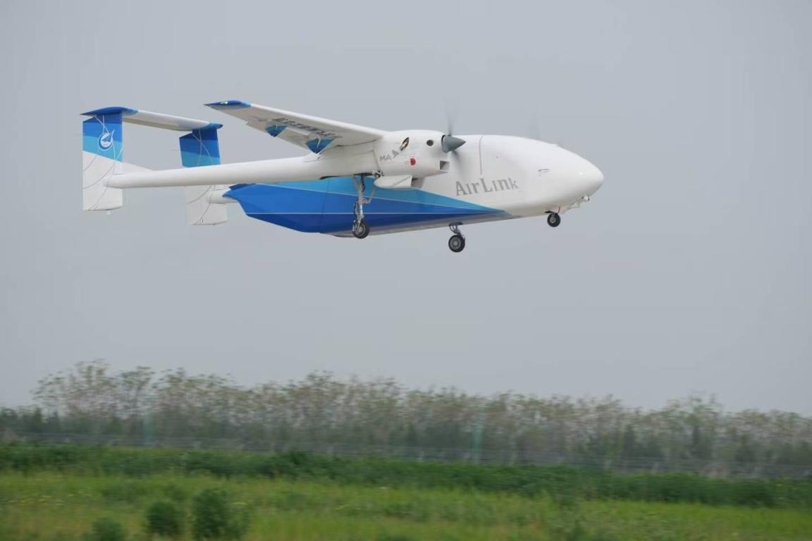 国产商用无人运输机首飞成功。HH-200在陕西蒲城完成22分钟试飞，全程姿态平稳