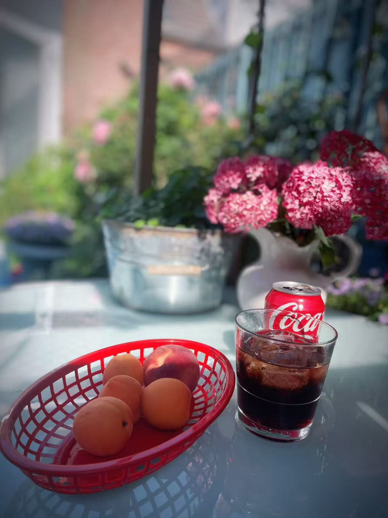 花店老板娘每天都会留一束快要蔫掉的鲜花，摆在店门口免费送人。她说鲜花不该被扔进垃