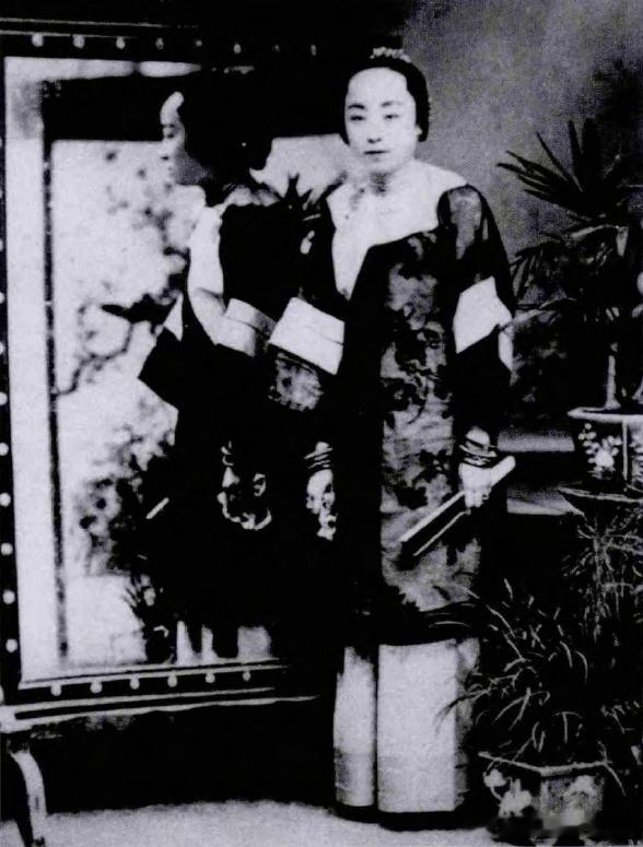 1890年代中期赛金花开设“书寓”时的全身照，这是当时她所在行业高级别的典型打扮
