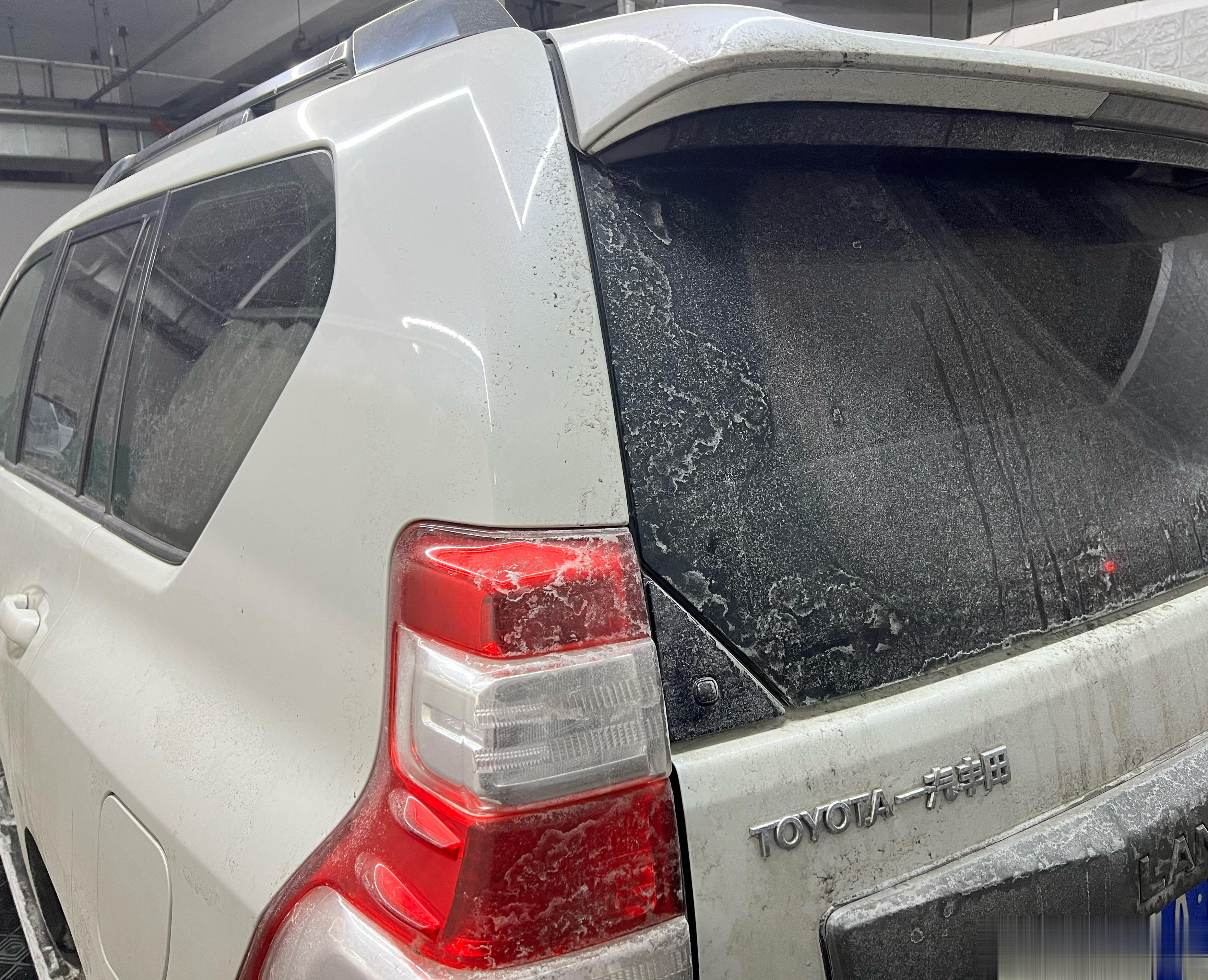 #你一般多久洗一次车##汽场全开# 北京是个“下土”的城市，车停两天就一层土，“