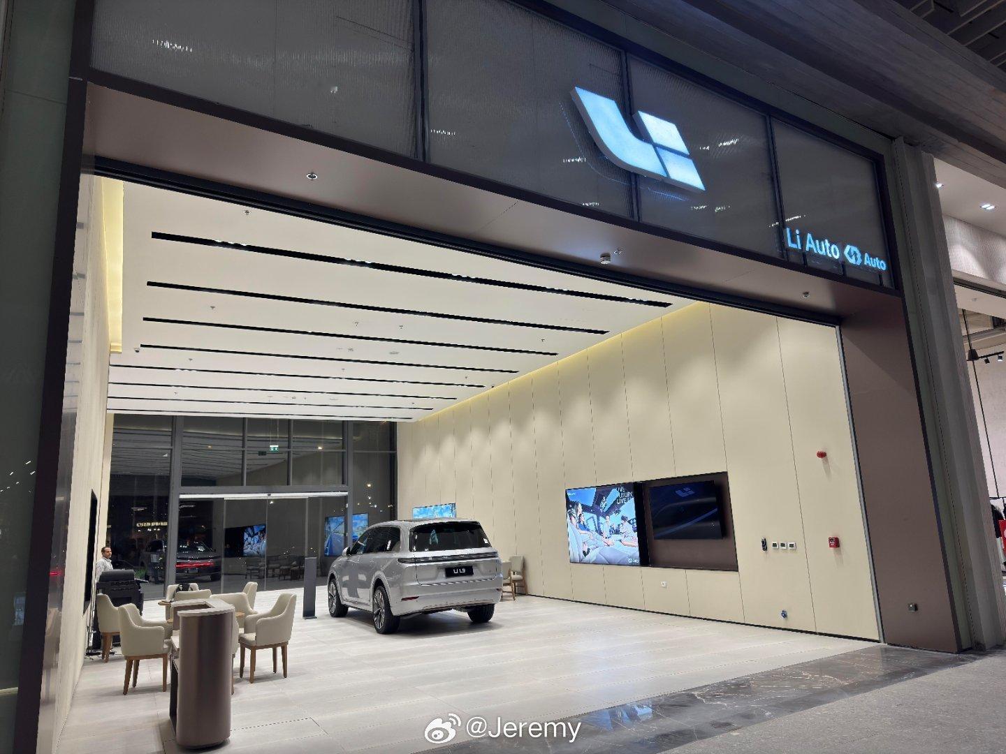 来看下埃及商场里的理想汽车展厅，理想L9 和理想L7 都有展出，理想L9在埃及的