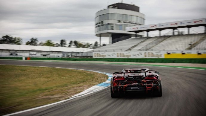 Super Veloce。这个自Miura时代延续至今的标识，首次出现在兰博基尼