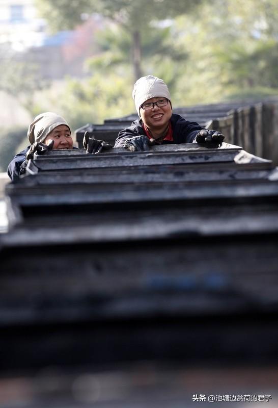 为什么体力劳动者常常收入微薄? 为啥体力劳动者常常收入微薄，这事儿值得说道说道。