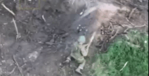 1名士兵艺高人胆大，用木棍亲手终结了1架未引爆的乌军无人机，排除了险情。