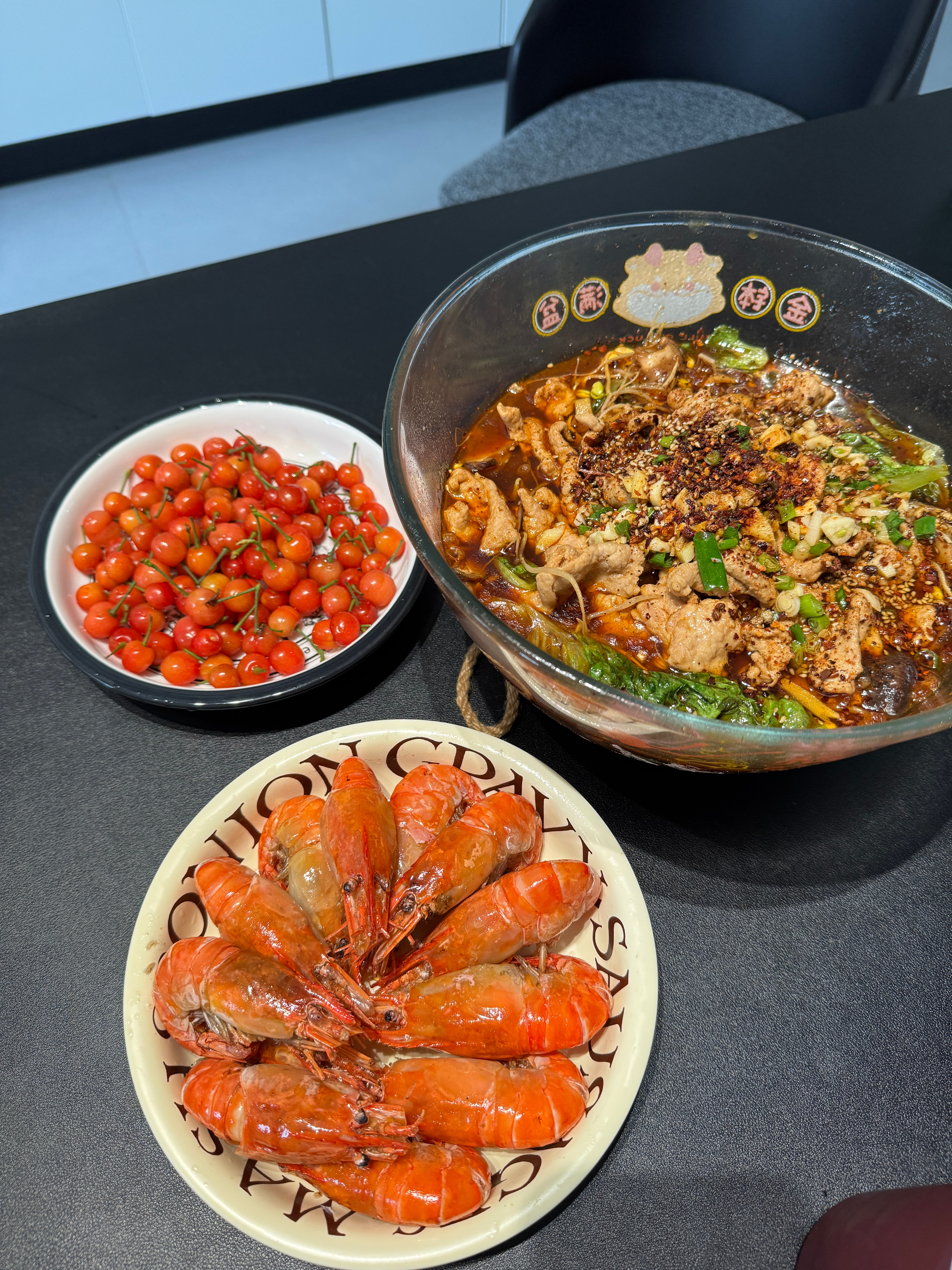今天中午一醒来发现婆婆更新了菜系！水煮肉片还有油炸罗氏虾✨一问才知道是大早上公公