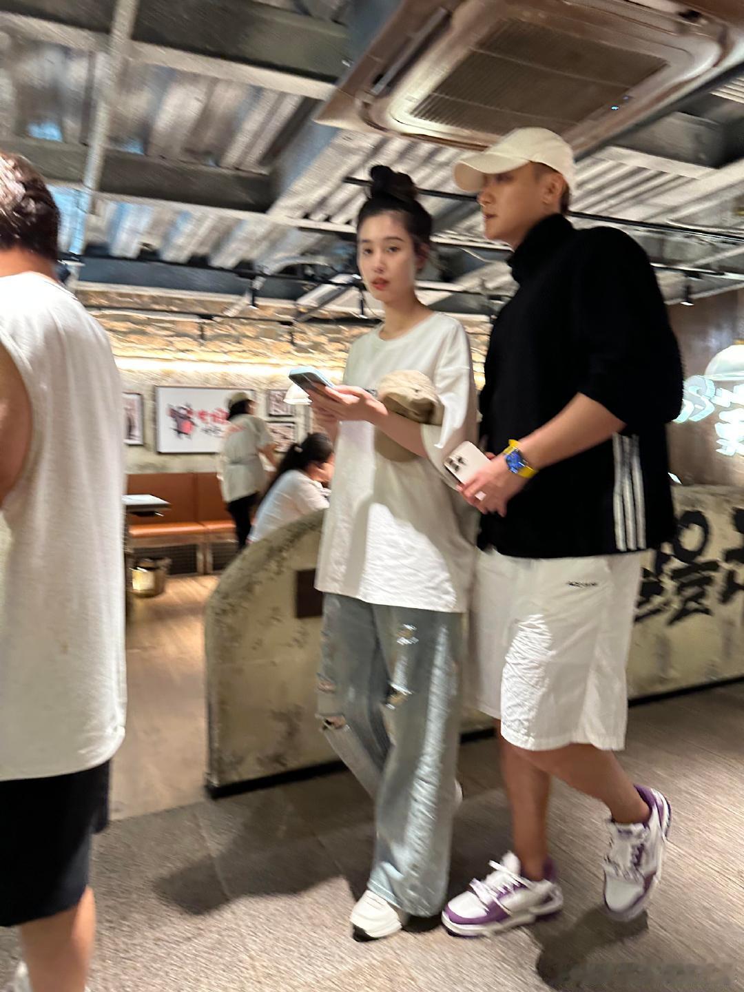 网友烤肉店偶遇黄子韬徐艺洋网友在烤肉店偶遇黄子韬徐艺洋，好低调的两口子。吃饭偶遇