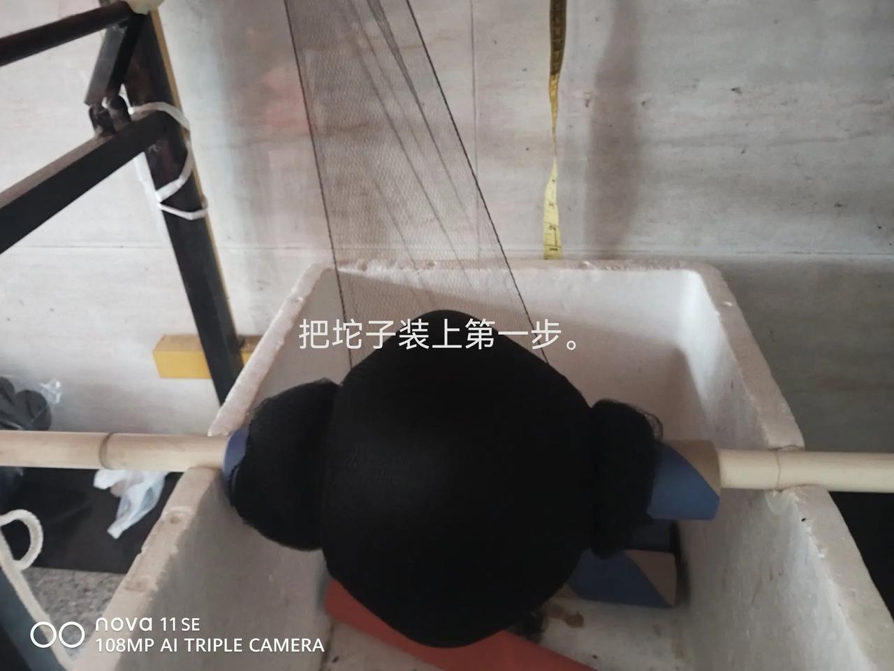 手工活一个月四五百块，不够我自己花的，在农村勤劳不能致富。