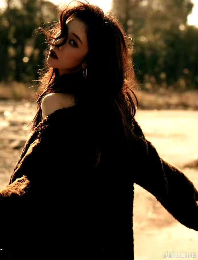 宋妍霏的造型师请出来挨夸 宋妍霏的造型总是让人眼前一亮，这都要归功于她的宝藏造型