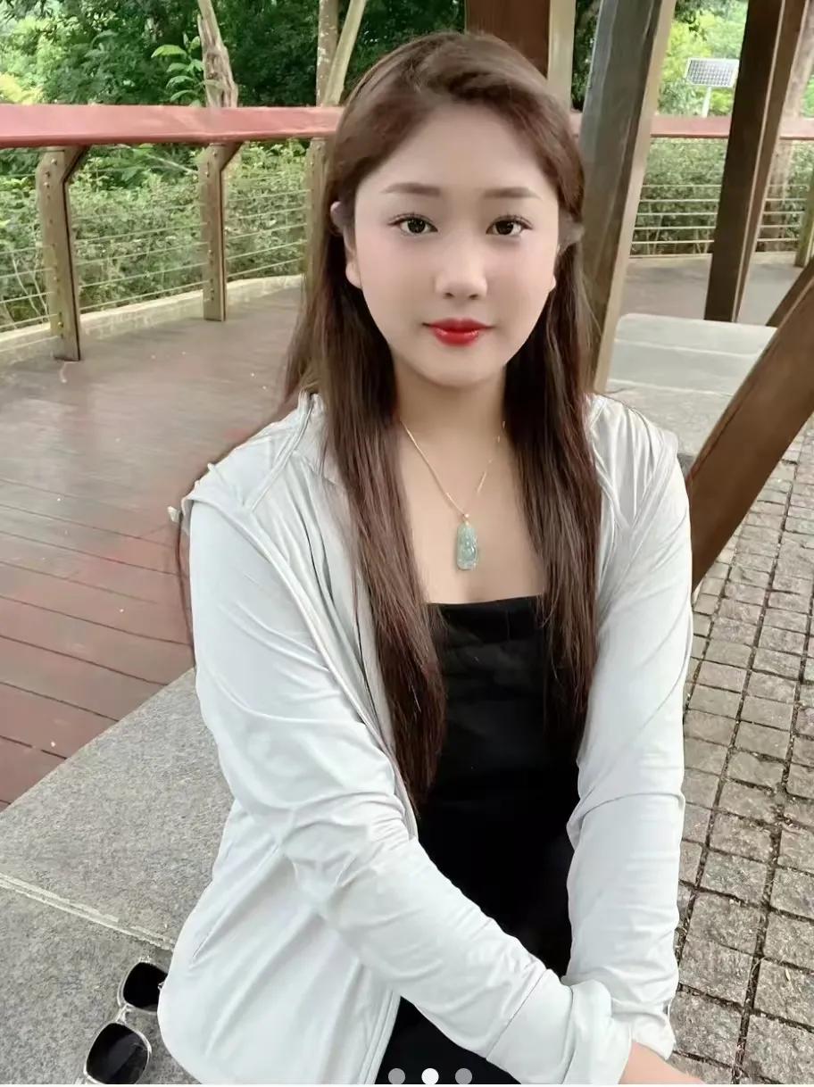 小雅对大叔的偏爱，成了身边朋友不解的谜。她总是淡淡一笑：“我就喜欢大叔，咋啦？”