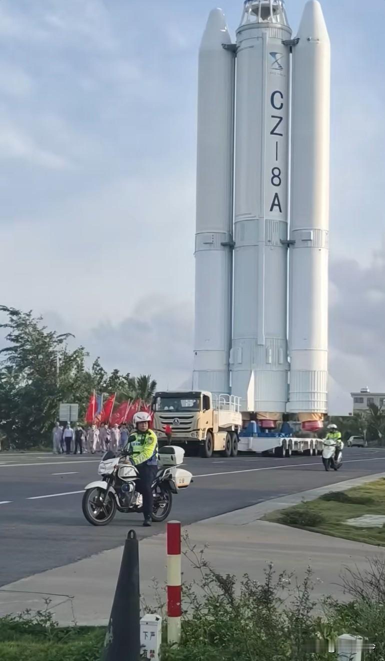 听说光按键那一下就练了七八年，是真的吗？此车超高，又超长，还超重，交警在旁边看着