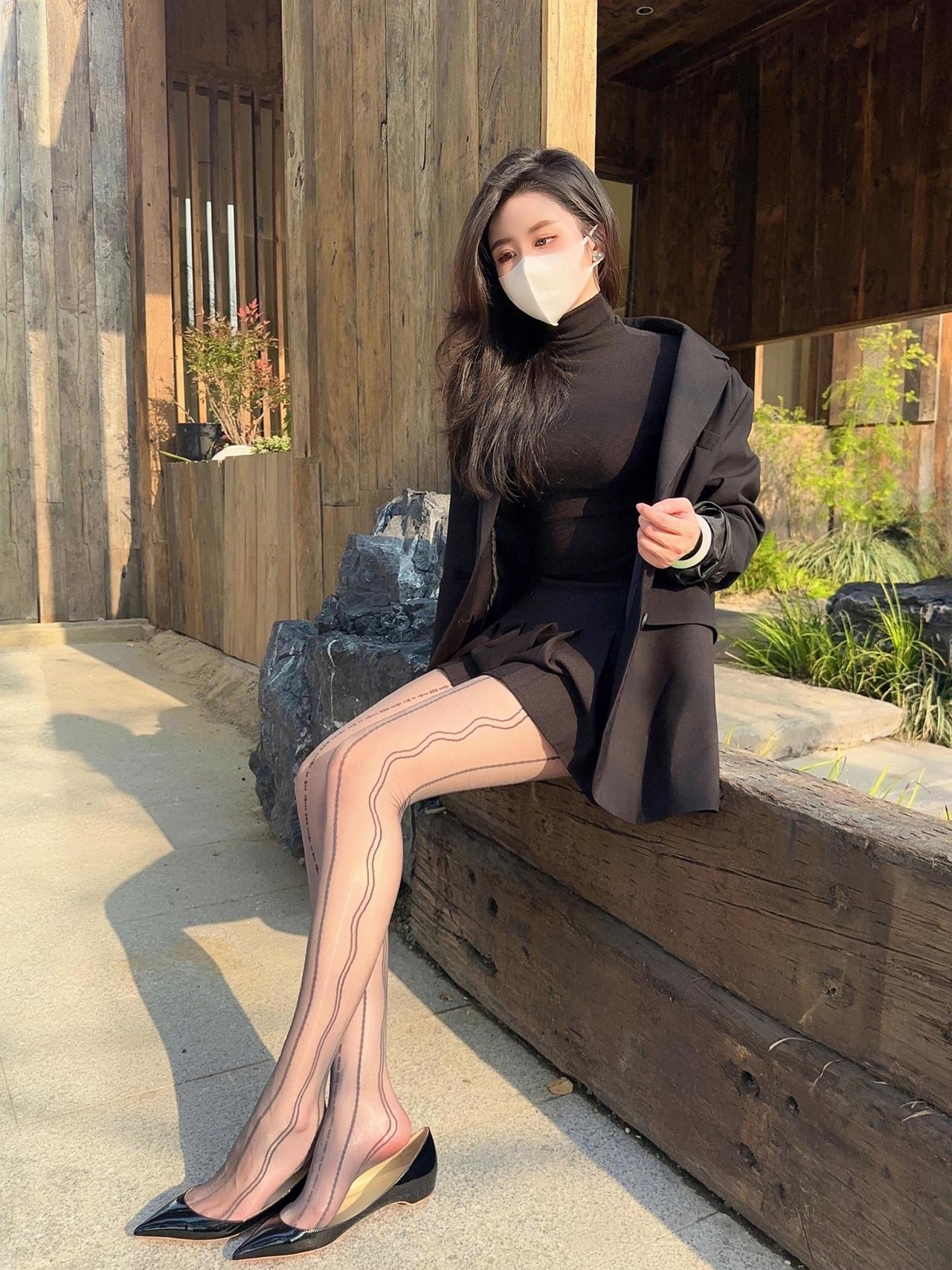 对你的喜欢，
是春风掠过心湖的涟漪，
是眼眸捕捉到你身影时的雀跃。
像黑丝上的线