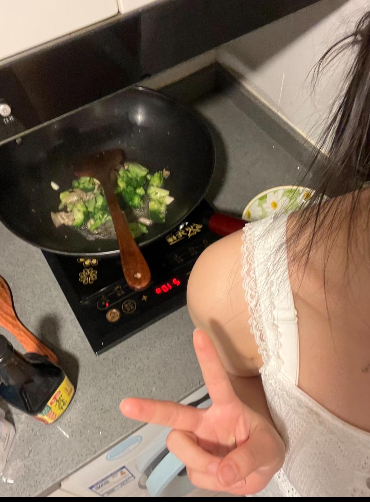 一个人在家吃饭,你会做四个菜吗?看心情，一个吃饭比较随便，心情好就多做一点犒劳自