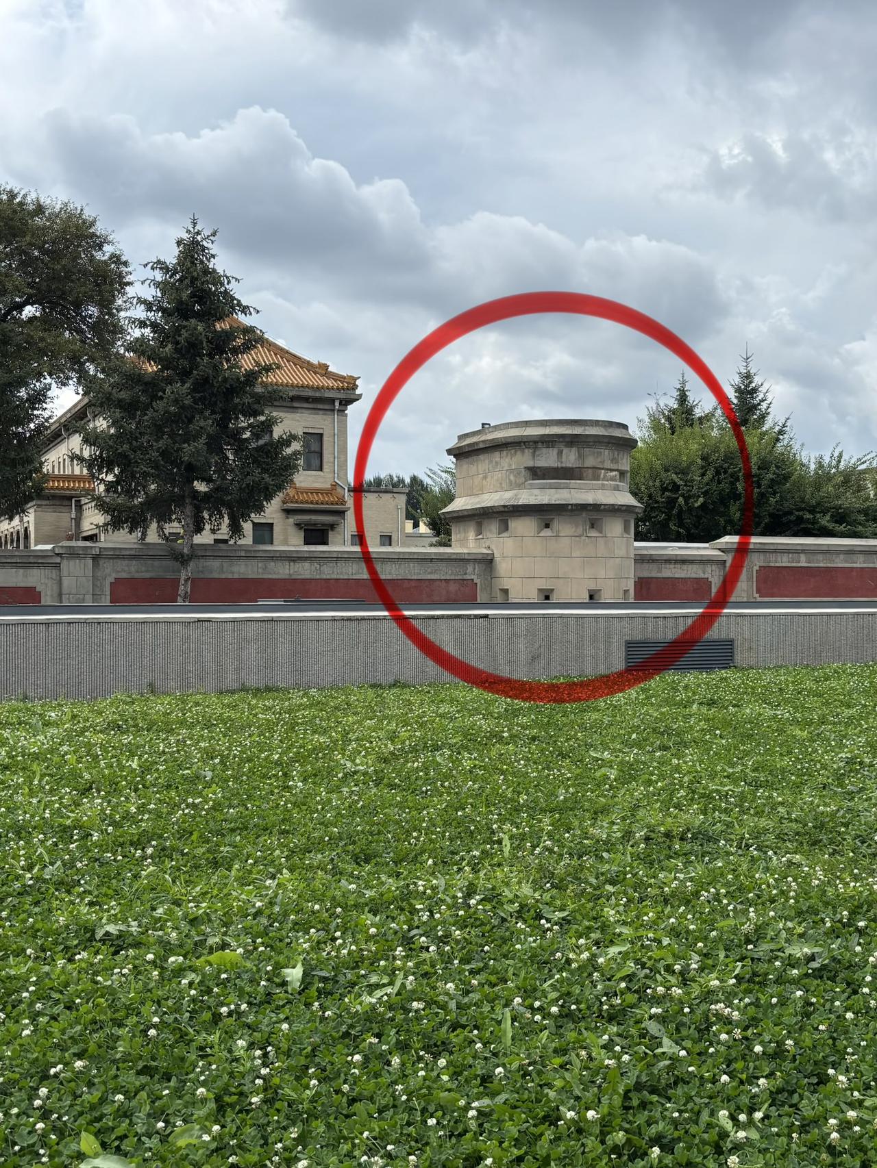 【长春伪满皇宫外围碉堡林立】
这是我近日于长春伪满皇宫拍摄到的场景，起初着实令我