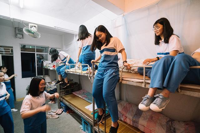 上高中是住校好还是走读好？很多家长都有这样的纠结，觉得高中的孩子，是不是应该锻炼