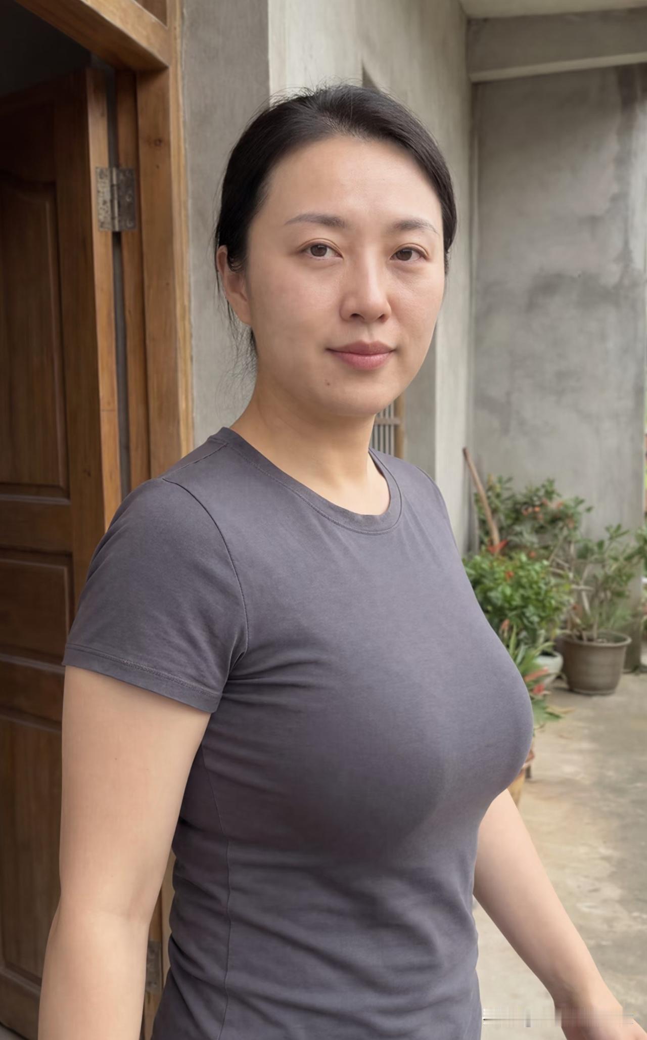 清平乐·村居娴姿
 
柴门庭畔，素衫凝温婉。
淡扫蛾眉神色缓，自带农家清晏。
平