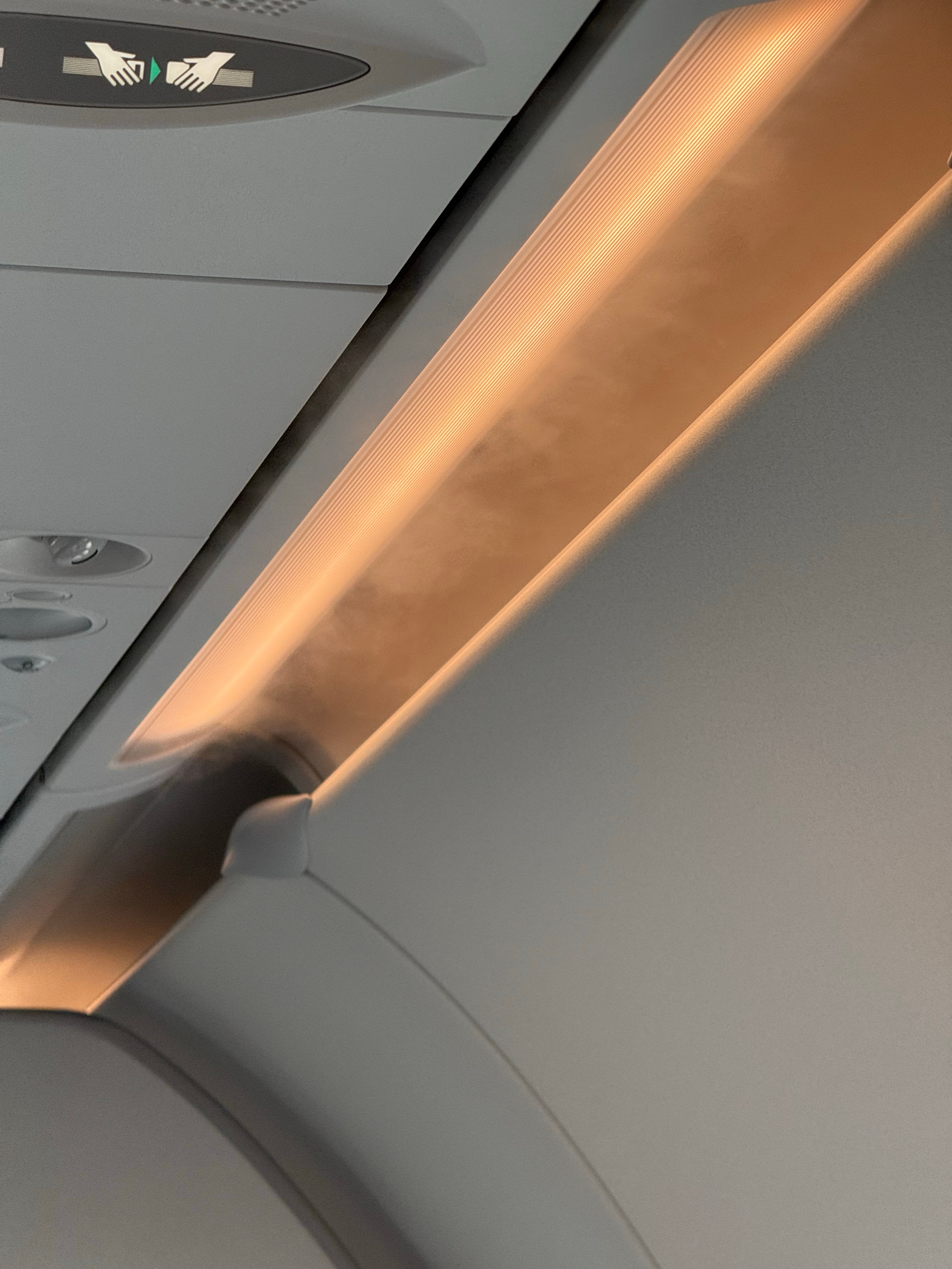 有点意思飞机空调的气体非常干燥属于冷干气吹入舱内跟家用空调的空气内循环不一样 ​