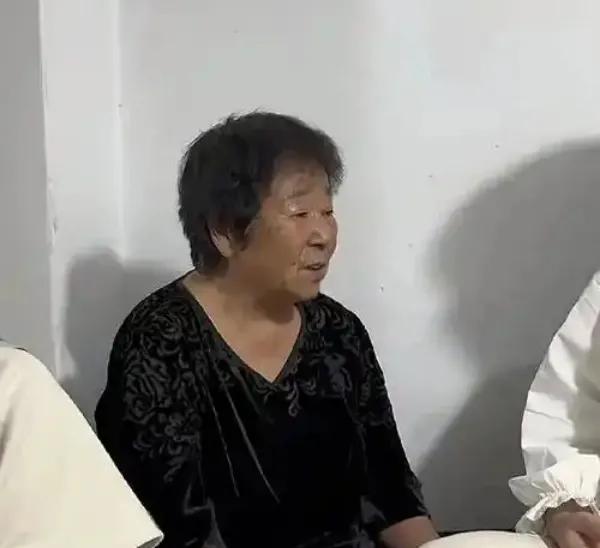 2025年5月3日，千万网红“田姥姥”外孙可心被前女友欧尼熊指控家暴、PUA及脚