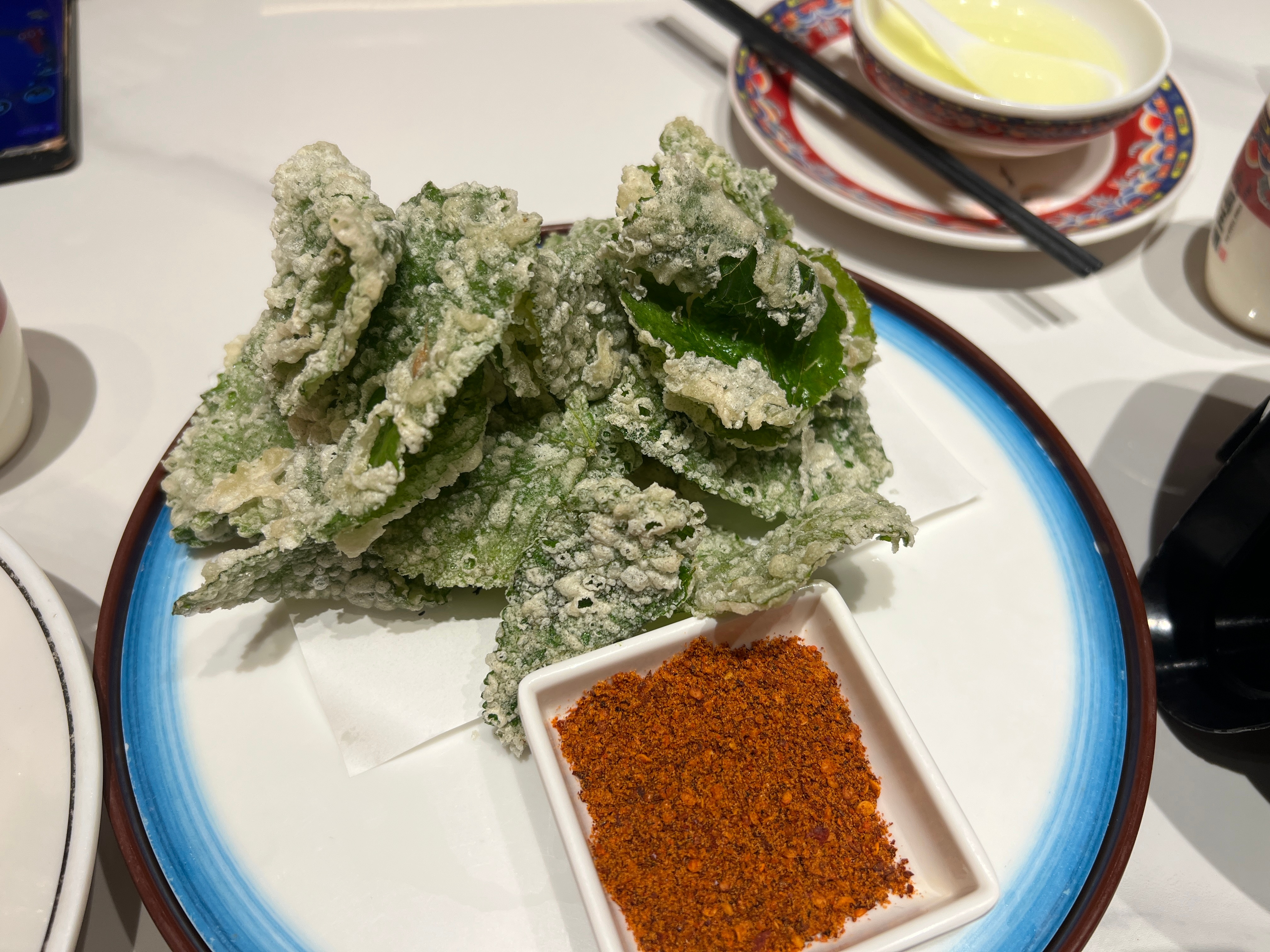 苏超决赛直播 餐厅吃饭，周围很多桌都在拿手机看苏超决赛直播，这真的是江苏人的春晚