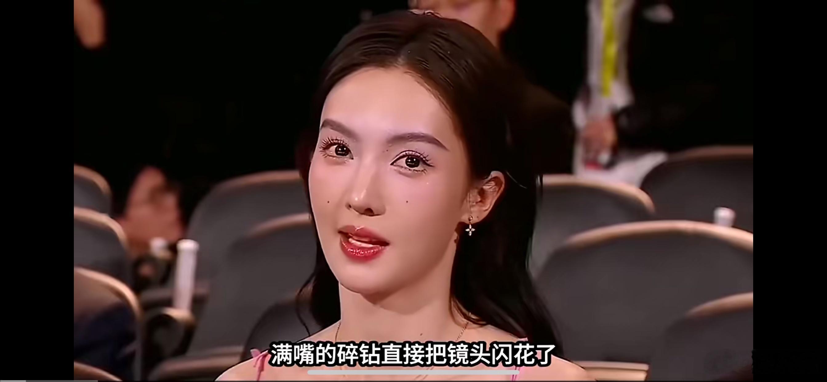 金晨满口碎钻牙齿 ，一笑闪瞎人的眼 。  把牙齿做玻璃贴面贴钻也是没谁了。  这