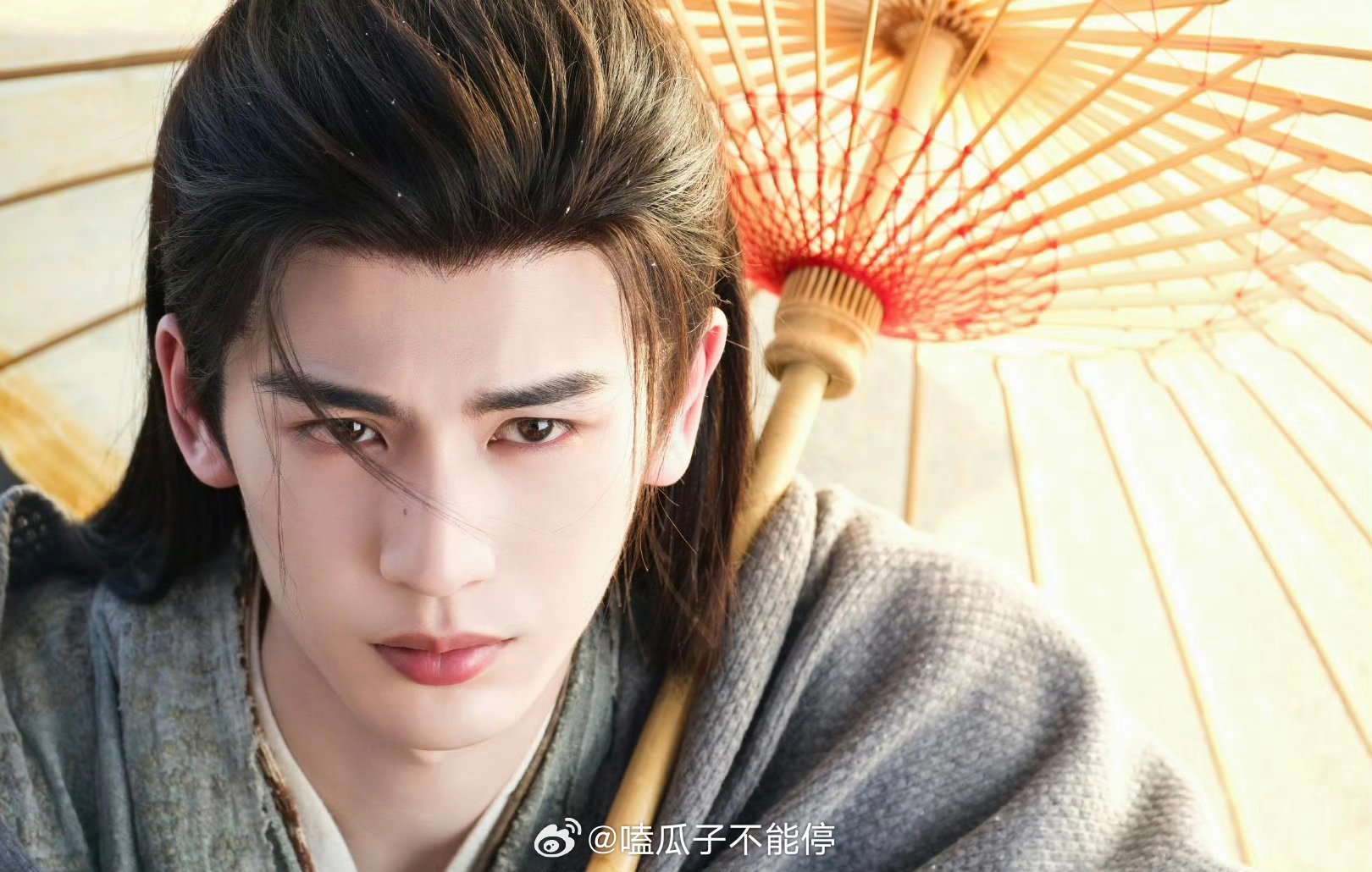 张凌赫《逐玉》谢征素衣撑伞剧照，太苏了