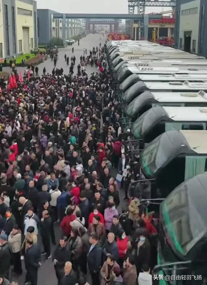 全网羡慕啦！3月24日，河南矿山老板崔培军包下78辆大巴，豪掷近千万，邀请400