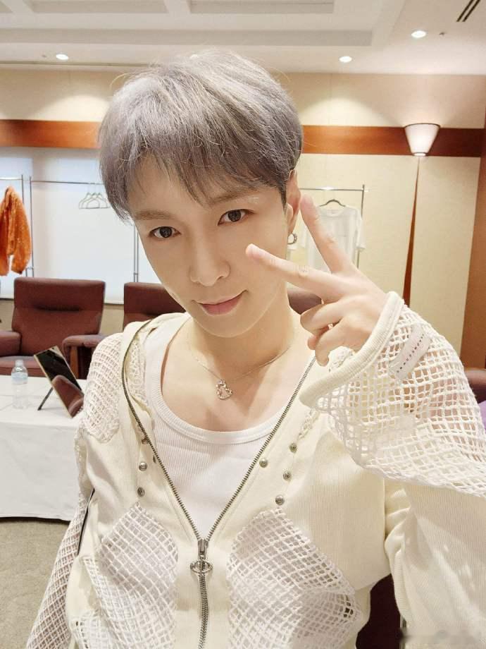 #张艺兴美式前刺自拍#张艺兴的这张自拍，如同星辰坠落凡间，璀璨夺目，帅到让人窒息