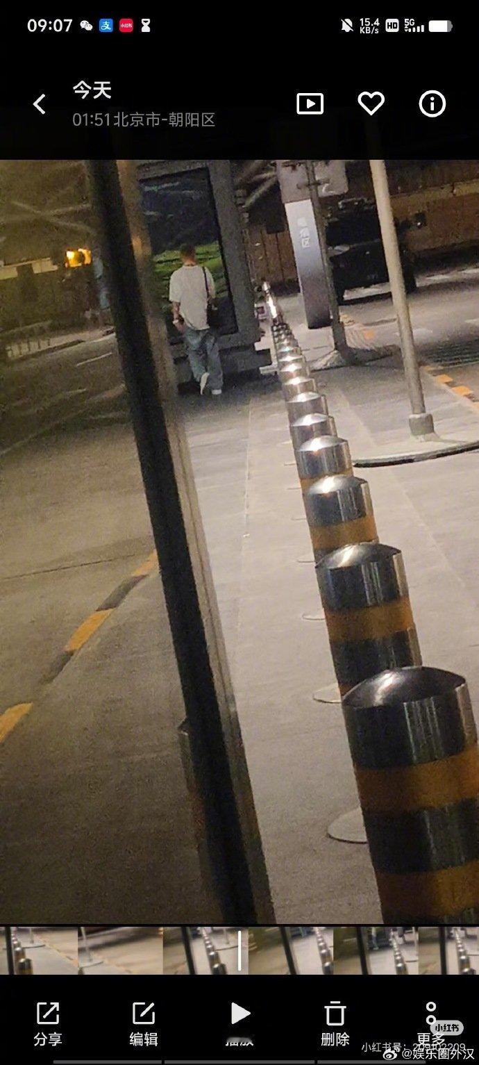鹿晗说记得帮我p下照鹿晗总一个人出门 羡慕偶遇鹿晗的网友！鹿晗还开玩笑让帮忙p图