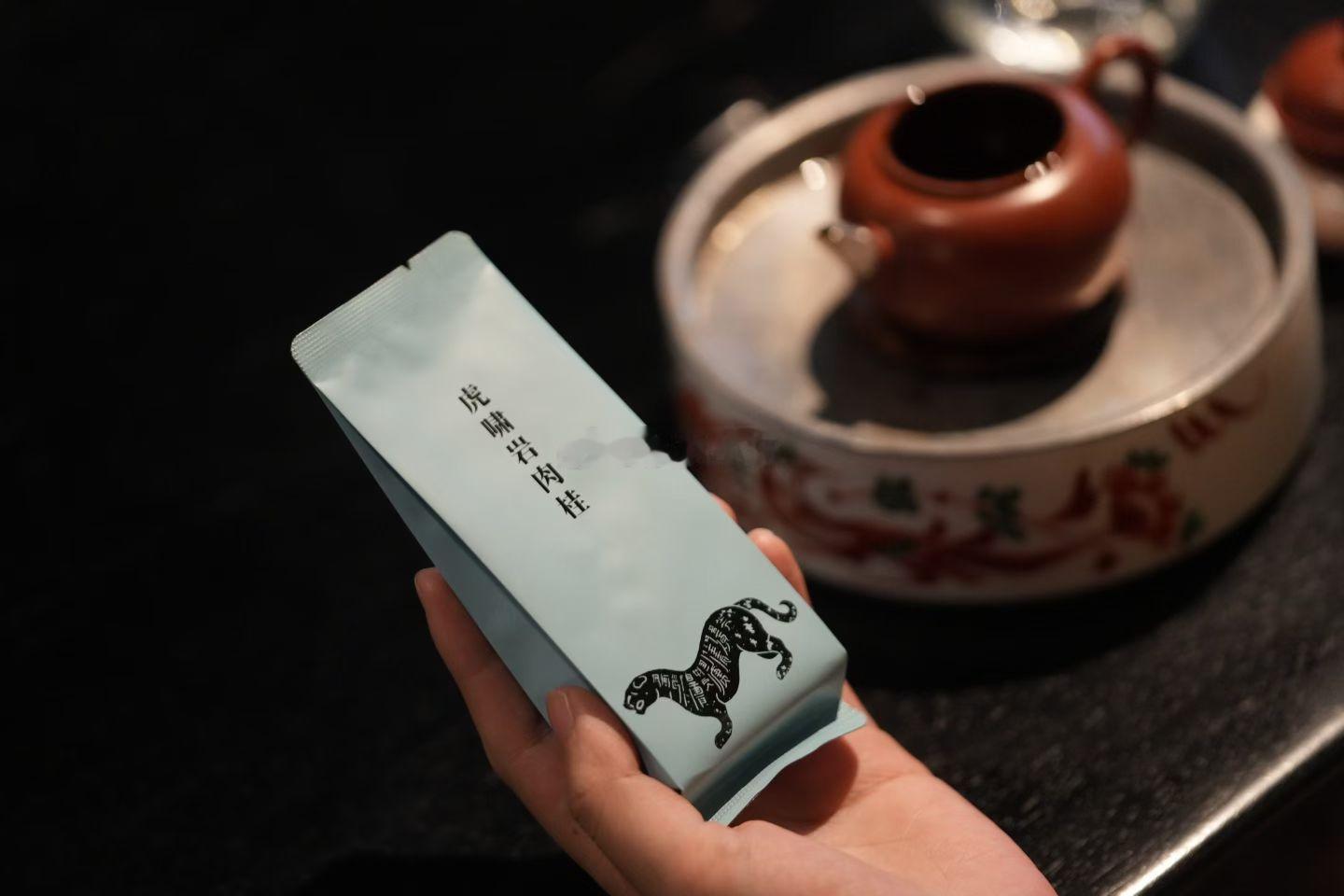 水沸，茶香，旋律在空气里慢慢化开。什么都不用想，什么都不用赶，任由自己像一缕烟，