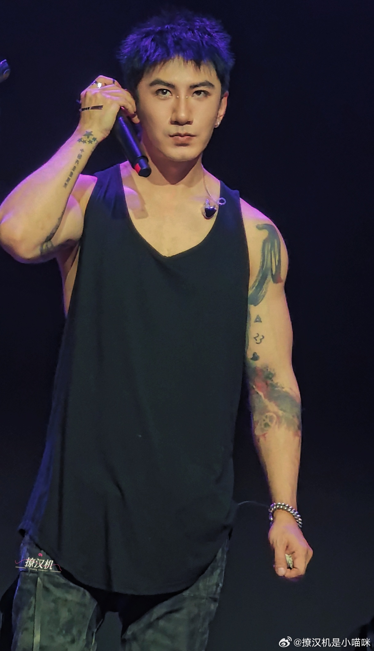 肖顺尧神图肩线绷紧，眼神锐利，肖顺尧是天生的表演者，生来就该站在聚光灯下黑背心、