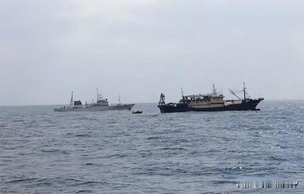 高市早苗刚刚在日本大选胜出，日本政府就迫不及待在东海采取强硬行动，悍然扣押了一艘