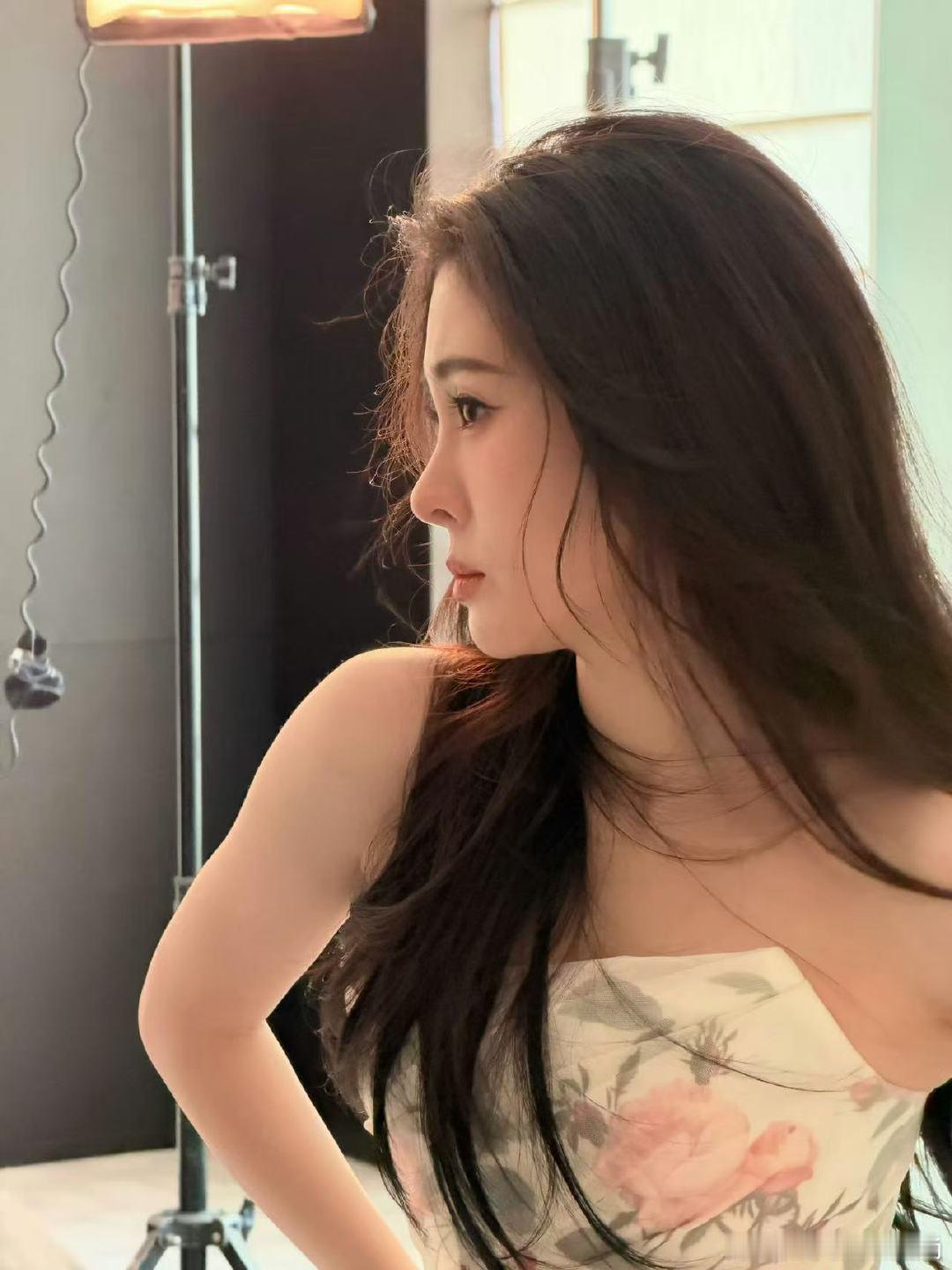 张碧晨这可是红毯啊张碧晨今晚美到犯规！鎏金叠荷叶裙摆复古感拉满，暗夜大女主既视感