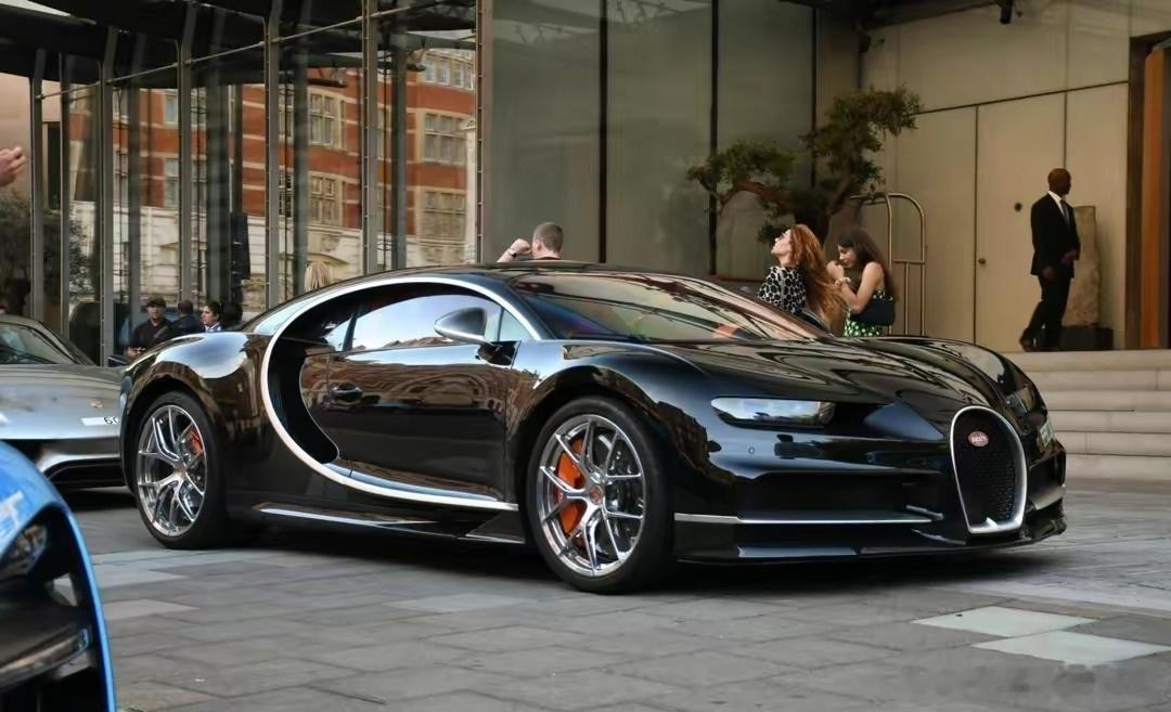 布加迪 Chiron Sport 超级跑车，颜色真好看！ ​​​