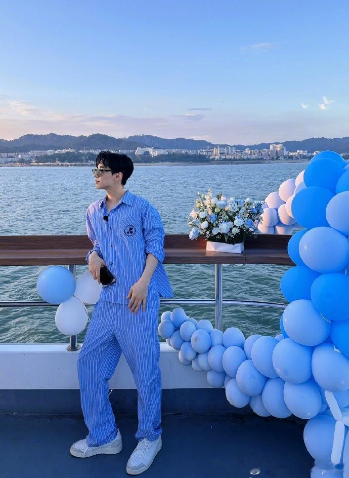 #刘宪华问我的自拍技术有没有长进# 刘宪华在游艇上的自拍照引发关注，他询问大家自