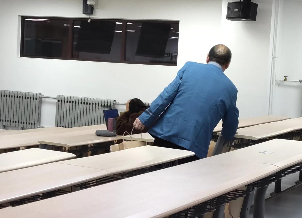 为北航的奋斗者点赞
论文作业肝不完了，遂到主楼唯一的通宵教室自习，没想到凌晨1点