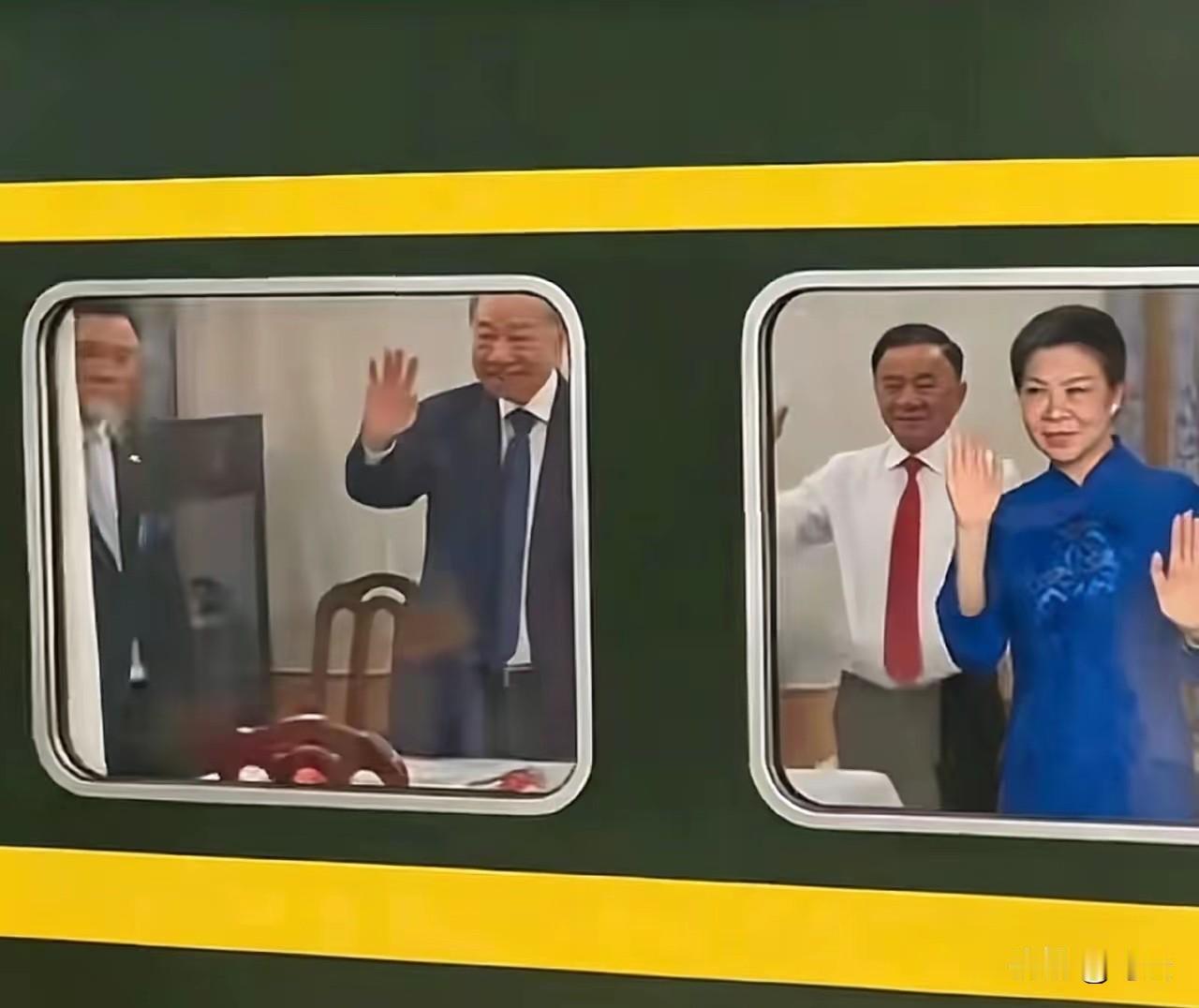 苏林回国了， 
​不是坐的飞机，坐的绿皮火车。
​可能有人会觉得奇怪，一国领导人