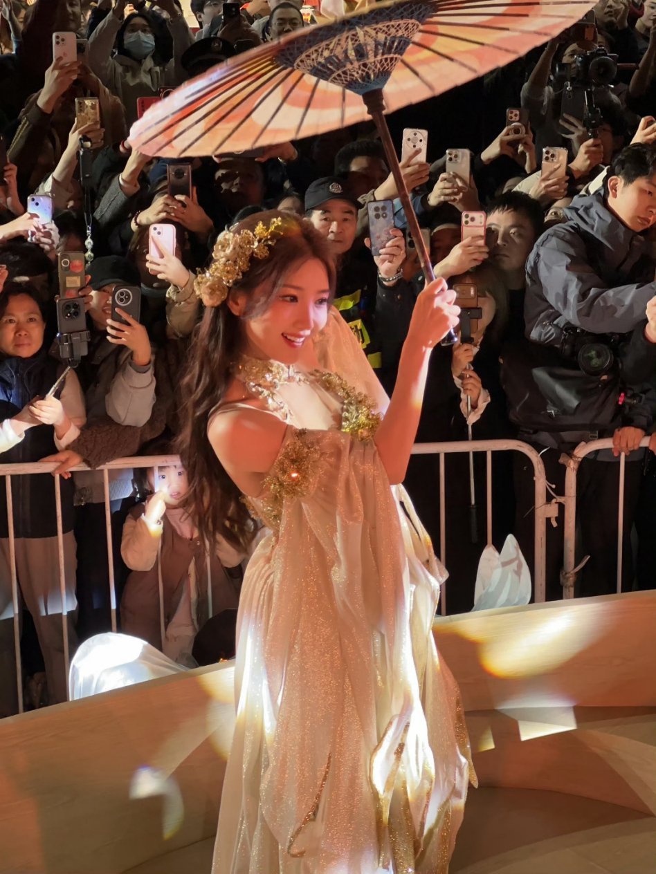 毛晓彤毛晓彤现身福州三坊七巷      元宵夜遇佳人，毛晓彤现身福州三坊七巷，颜