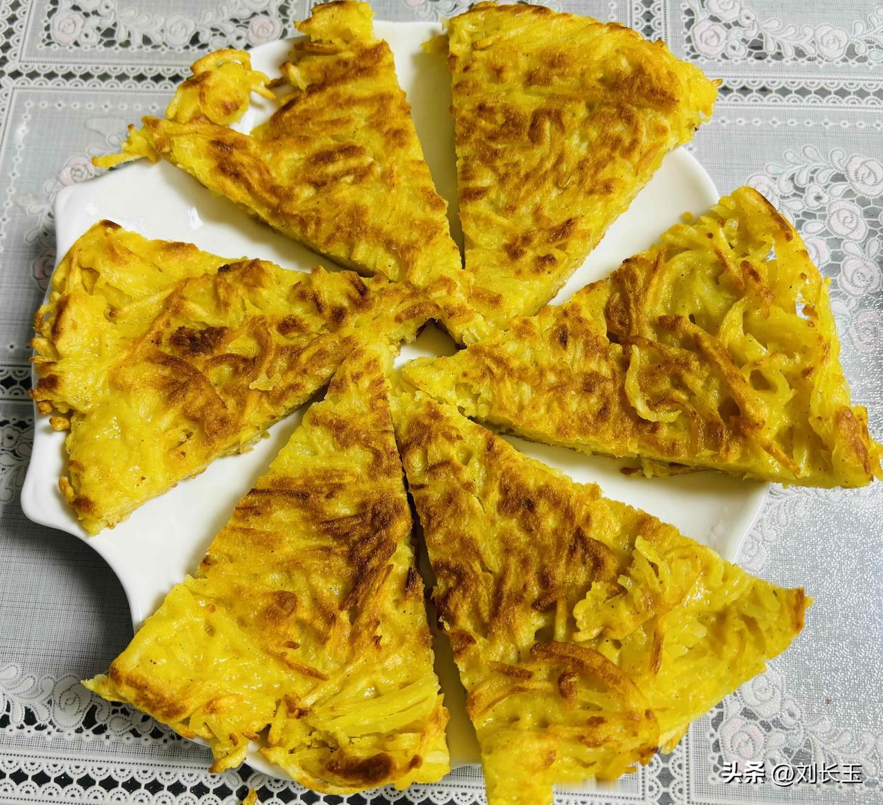 晚酌小趣，情暖一窗

这张由夫人亲手抓拍的照片，藏着咱们老两口最惬意的晚间时光。