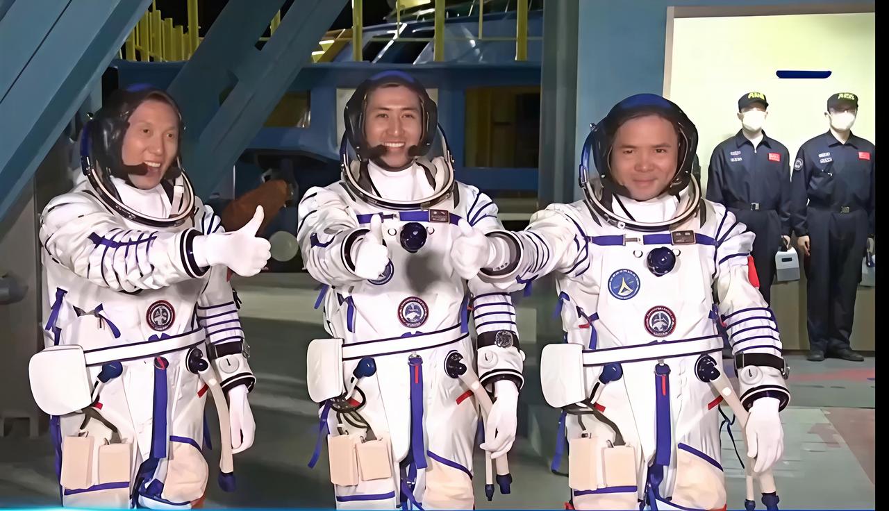 神舟二十一号飞行宇航员上太空分别携带了什么私人物品？
三位宇航员（指令长张陆、武