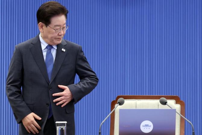 根据新华网援引韩国真实计量器9月14日民调数据，韩国总统李在明施政支持率跌至33
